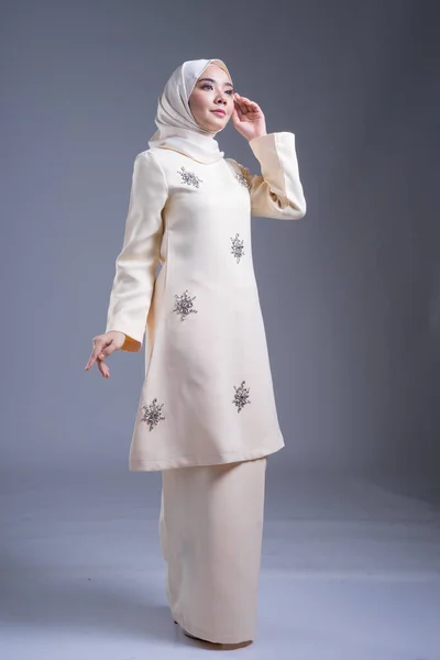 Kurung Pahang Tesettüre Bürünmüş Güzel Bir Müslüman Kadın Model Gri — Stok fotoğraf