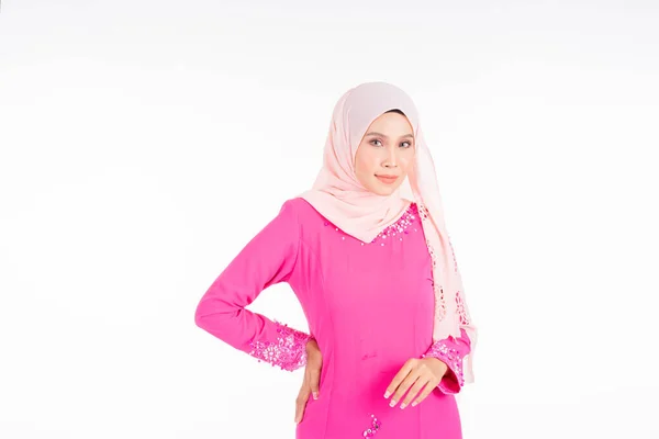 Modelo Feminina Bonita Vestindo Rosa Moderno Kurung Estilo Vida Urbano — Fotografia de Stock