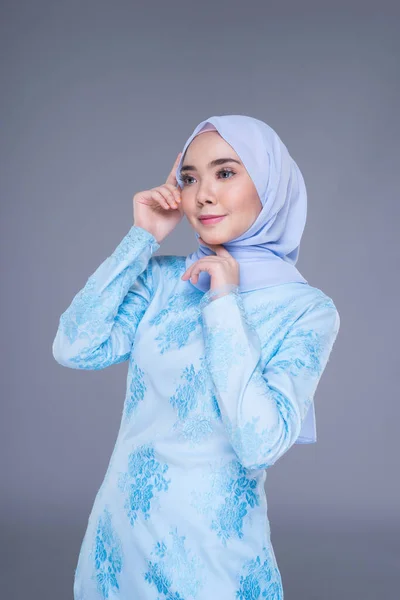 Mooi Moslim Vrouwelijk Model Met Pastelblauw Moderne Kurung Met Hijab — Stockfoto