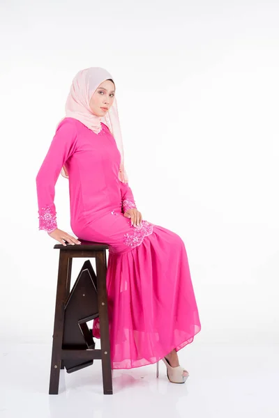 Bellissimo Modello Femminile Che Indossa Kurung Rosa Moderno Abbigliamento Moderno — Foto Stock