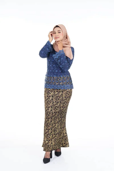 Aantrekkelijk Vrouwelijk Model Met Donkerblauwe Moderne Kurung Met Hijab Een — Stockfoto