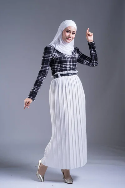 Ritratto Integrale Una Bella Modella Musulmana Hijab Abbigliamento Casual Sfondo — Foto Stock