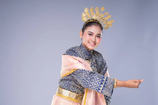 Krásná Malajská Tradiční Tanečnice Okouzlujícím Úsměvem Předvádějící Kulturní Taneční Kroky — Stock fotografie