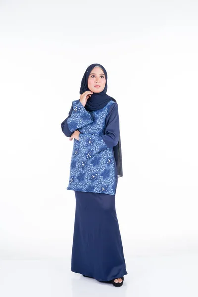 Bellissimo Modello Femminile Varie Pose Indossando Kurung Hijab Moderni Abbigliamento — Foto Stock