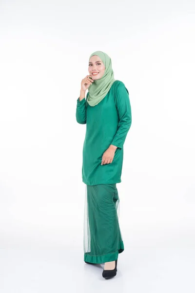 漂亮的女模 穿着现代的Kurung和Hijab 这是穆斯林妇女的一种现代生活方式服装 与白人背景隔离 美感和头巾流行的概念 全长肖像 — 图库照片