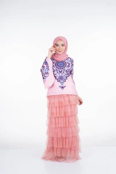 Mooi Moslim Vrouwelijk Model Met Moderne Kleding Met Hijab Een — Stockfoto