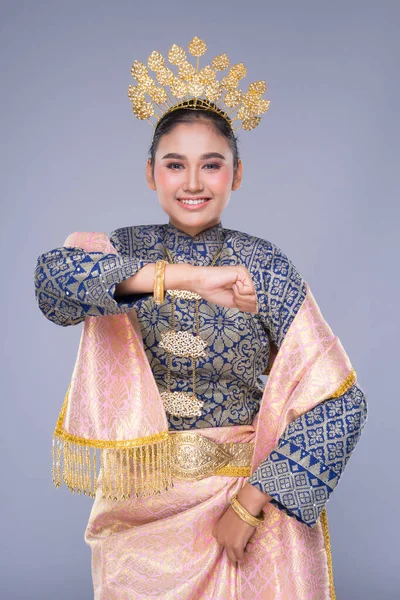 Красивая Малазийская Традиционная Танцовщица Очаровательной Улыбкой Исполняющая Культурные Танцевальные Шаги — стоковое фото