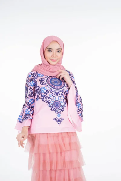 Mooi Moslim Vrouwelijk Model Met Moderne Kleding Met Hijab Een — Stockfoto