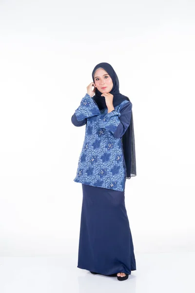 Model Wanita Cantik Dalam Berbagai Pose Mengenakan Kurung Dan Hijab — Stok Foto