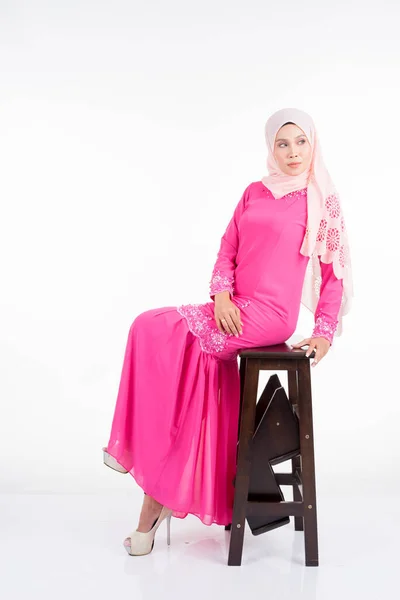 Bellissimo Modello Femminile Che Indossa Kurung Rosa Moderno Abbigliamento Moderno — Foto Stock