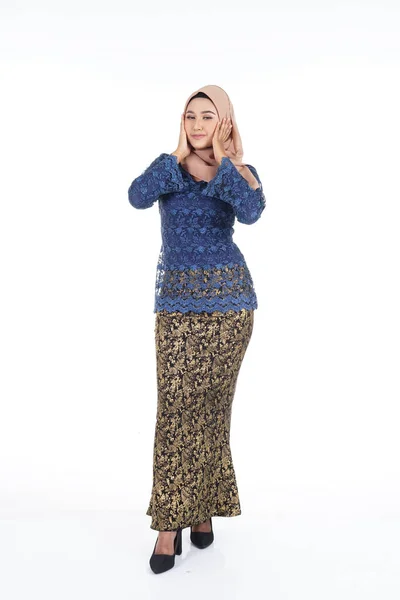 Aantrekkelijk Vrouwelijk Model Met Donkerblauwe Moderne Kurung Met Hijab Een — Stockfoto