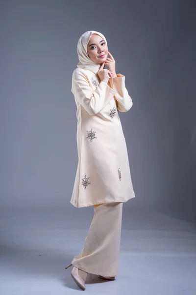美丽的女性穆斯林模特 身穿Kurung Pahang和Hijab 这是一种灰色穆斯林妇女的城市生活方式服装 美感和头巾流行的概念 全长肖像 — 图库照片