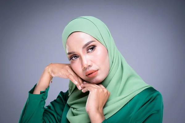 Головний Портрет Красивої Жінки Мусульманки Моделі Сучасному Курунгу Хіджабі Міського — стокове фото