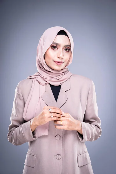 Retrato Media Longitud Una Hermosa Modelo Musulmana Hijab Ropa Oficina —  Fotos de Stock