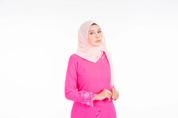 Modelo Feminina Bonita Vestindo Rosa Moderno Kurung Estilo Vida Urbano — Fotografia de Stock