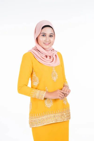 Schöne Muslimische Model Verschiedenen Posen Tragen Modernen Kurung Und Hijab — Stockfoto