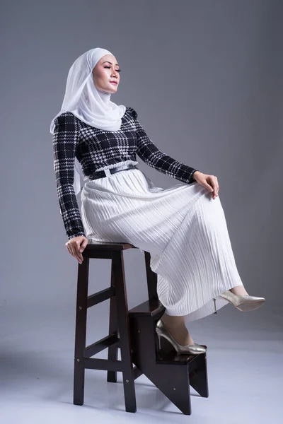 Retrato Comprimento Total Uma Bela Modelo Feminina Muçulmana Hijab Desgaste — Fotografia de Stock