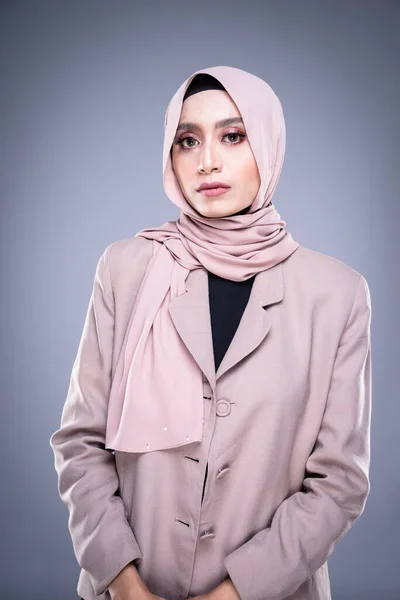 Halve Lengte Portret Van Een Prachtig Moslim Vrouwelijk Model Een — Stockfoto