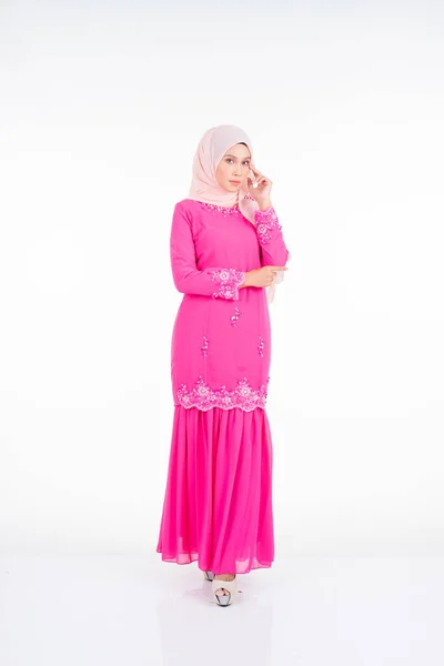 Modelo Feminina Bonita Vestindo Rosa Moderno Kurung Estilo Vida Urbano — Fotografia de Stock