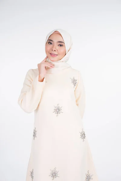 白を基調としたムスリム女性のためのライフスタイルアパレル クルン パハン ヒジャーブ を身に着けた様々なポーズの美しい女性ムスリムモデル 美しさとヒジャーブファッションの概念 半角像 — ストック写真
