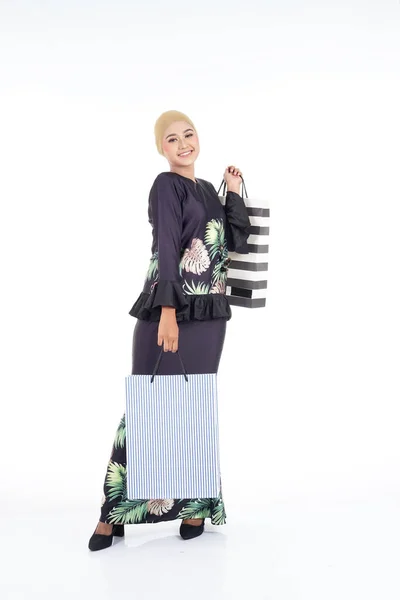 Modelo Feminino Muçulmano Bonito Animado Vestido Tradicional Asiático Kurung Moderno — Fotografia de Stock