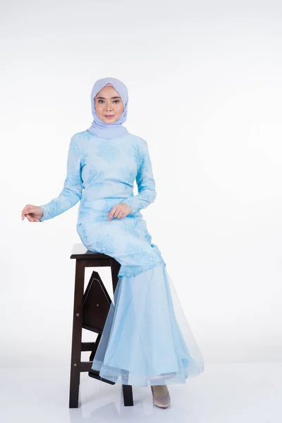 迷人的穆斯林女性模特儿穿着淡蓝色的现代和服 头戴头巾 这是为因白人背景而被隔离的穆斯林妇女设计的城市生活方式服装 美感和头巾流行的概念 — 图库照片