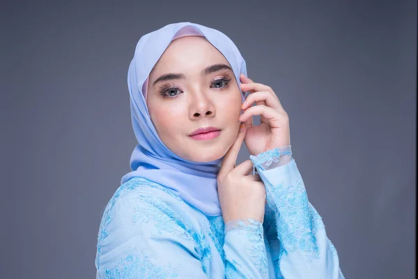 Headshot Portret Van Een Prachtige Moslim Vrouwelijk Model Een Pastelblauwe — Stockfoto