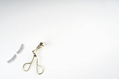 Kozmetik ürünleri, beyaz arka planda izole edilmiş bir şekilde yaratıcılıkla düzenlenmiştir. Düz ya da üst görünüm. Kozmetik ya da güzellik uzmanı konsepti