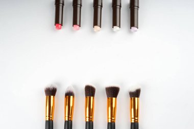 Kozmetik ürünleri, beyaz arka planda izole edilmiş bir şekilde yaratıcılıkla düzenlenmiştir. Düz ya da üst görünüm. Kozmetik ya da güzellik uzmanı konsepti