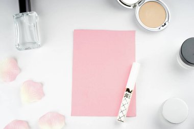 Kozmetik ürünleri, beyaz arka planda izole edilmiş bir şekilde yaratıcılıkla düzenlenmiştir. Düz ya da üst görünüm. Kozmetik ya da güzellik uzmanı konsepti