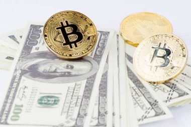 Fintech, iş ve kripto para birimi konsepti. Üzerinde Bitcoin olan ABD banknotları beyaz arka planda