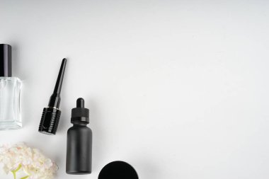 Kozmetik ürünleri, beyaz arka planda izole edilmiş bir şekilde yaratıcılıkla düzenlenmiştir. Düz ya da üst görünüm. Kozmetik ya da güzellik uzmanı konsepti