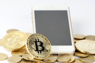Fintech, iş ve kripto para birimi konsepti. Akıllı telefonlu bir yığın altın para ve beyaz arka planda Bitcoin.