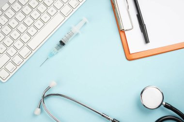 Doktor masasının en üst görüntüsü. Pastel arkaplan.