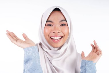 Beyaz arka planda izole edilmiş çeşitli yüz ifadelerini gösteren tesettürlü şirin bir müslüman gencin vesikalığı. Peyzaj yönelimi.