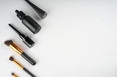 Kozmetik ürünleri, beyaz arka planda izole edilmiş bir şekilde yaratıcılıkla düzenlenmiştir. Düz ya da üst görünüm. Kozmetik ya da güzellik uzmanı konsepti