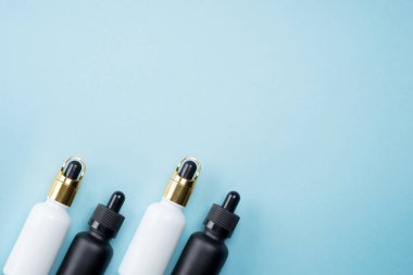 Kozmetik ürünler pastel renkli arka planda, düz görünümde yaratıcı bir şekilde düzenlenmiştir. Minimalizm kavramı.