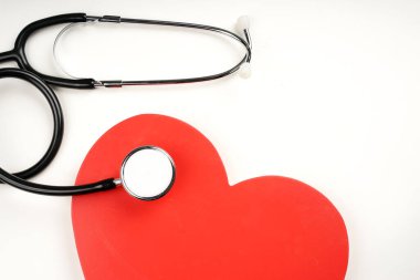 Beyaz arka planda izole edilmiş kırmızı bir kalbin steteskobu.