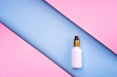 Kozmetik ürünler pastel renkli arka planda, düz görünümde yaratıcı bir şekilde düzenlenmiştir. Minimalizm kavramı.