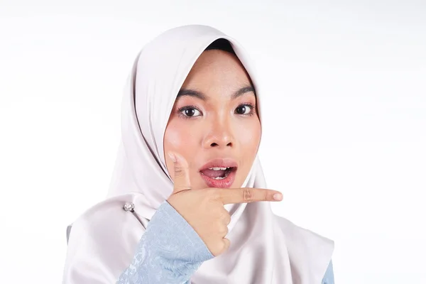 Headshot Dari Remaja Muslim Lucu Mengenakan Jilbab Menunjukkan Berbagai Ekspresi — Stok Foto