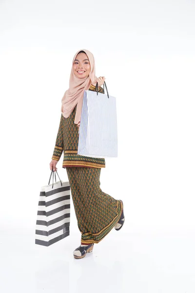 Una Hermosa Estudiante Universitaria Musulmana Con Vestido Tradicional Asiático Kurung — Foto de Stock