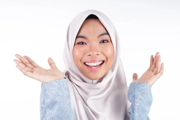 Headshot Dari Remaja Muslim Lucu Mengenakan Jilbab Menunjukkan Berbagai Ekspresi — Stok Foto