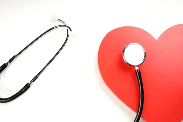 Stethoskop Auf Rotem Herz Isoliert Auf Weißem Hintergrund — Stockfoto