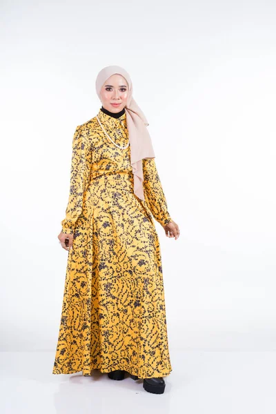 Portrait Complet Beau Modèle Féminin Portant Une Robe Traditionnelle Hijab — Photo