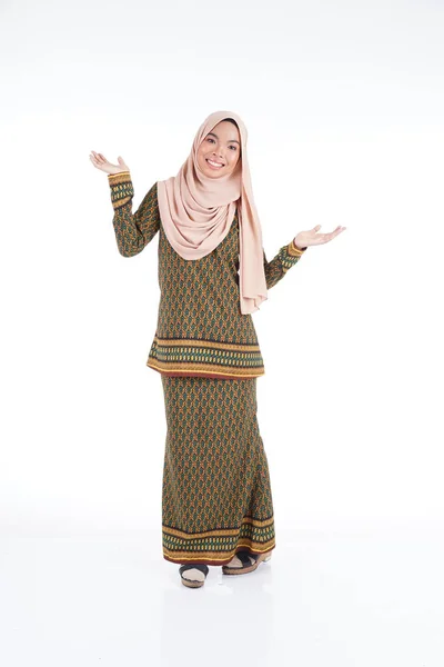 Siswa Perempuan Mengenakan Kurung Modern Dengan Hijab Sebuah Pakaian Gaya — Stok Foto