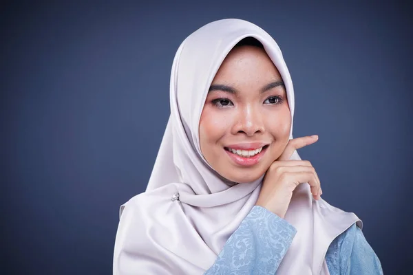 히잡을 귀여운 이슬람 소녀의 사진은 배경에 표정을 보여준다 지형의 — 스톡 사진