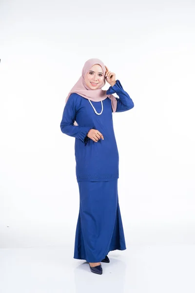 Portrait Complet Beau Modèle Féminin Portant Une Robe Traditionnelle Hijab — Photo