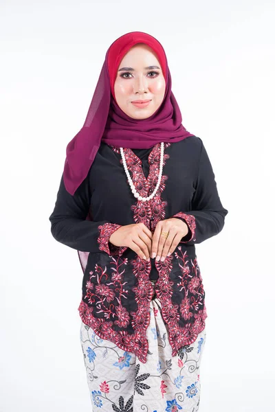 Halblanges Porträt Eines Schönen Weiblichen Modells Traditioneller Kleidung Und Hijab — Stockfoto