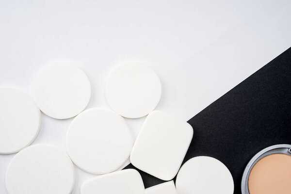 Косметические продукты расположены творчески изолированы на белом фоне, плоский вид на укладку. Концепция минимализма
.