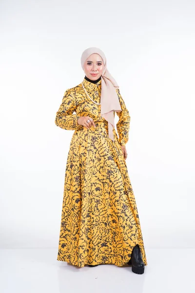 Ganzkörperporträt Eines Schönen Weiblichen Modells Traditioneller Kleidung Und Hijab Einer — Stockfoto